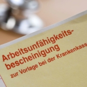Die Krankmeldung auf Papier – umgangs sprachlich der „Gelbe Schein“ – wird ersetzt durch die eAU. Bild: PantherMedia / Bernd Leitner