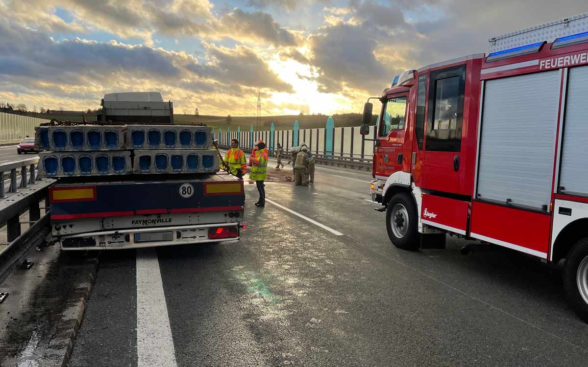 Die Feuerwehr war stundenlang im Einsatz, um die A9 bei Münchberg von dem Unfall zu reinigen. Foto: NEWS5 / Fricke