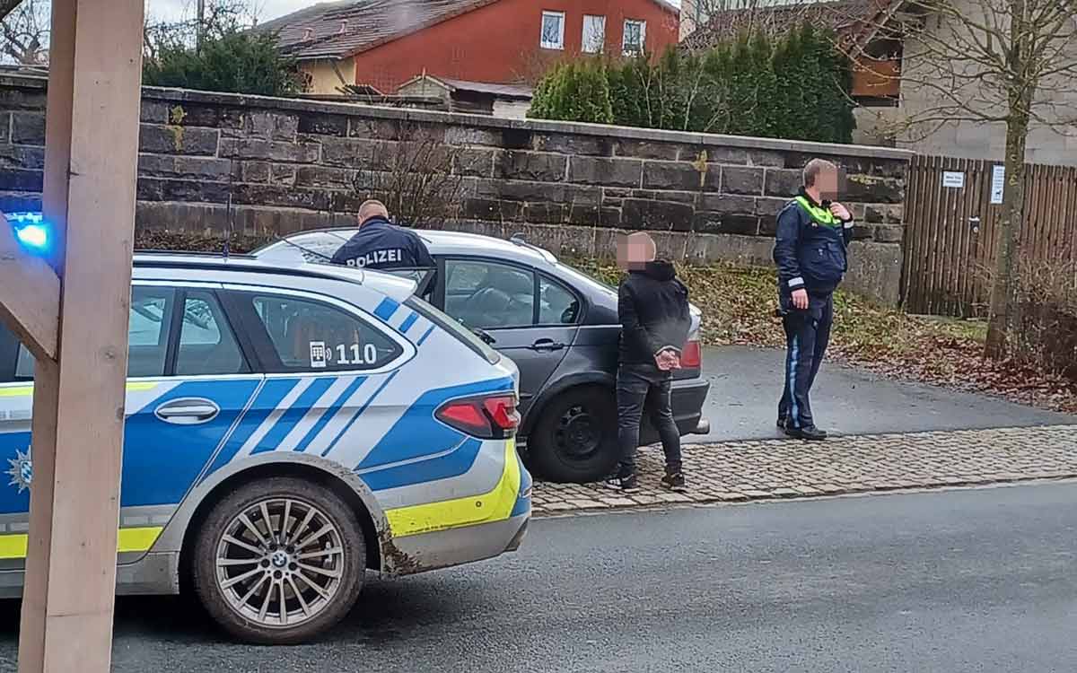 Die Polizisten nahmen den Flüchtigen in Lankendorf bei Bayreuth fest. Foto: Redaktion