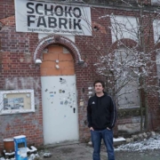 Leiter Karl Schöne hat das bt mitgenommen auf einen Rundgang durch die Bayreuther Schokofabrik. Foto: Johannes Pittroff