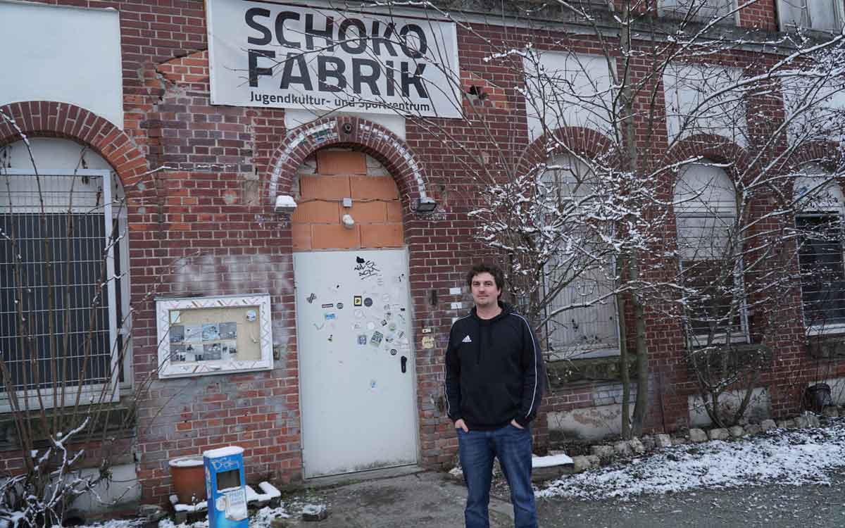 Leiter Karl Schöne hat das bt mitgenommen auf einen Rundgang durch die Bayreuther Schokofabrik. Foto: Johannes Pittroff