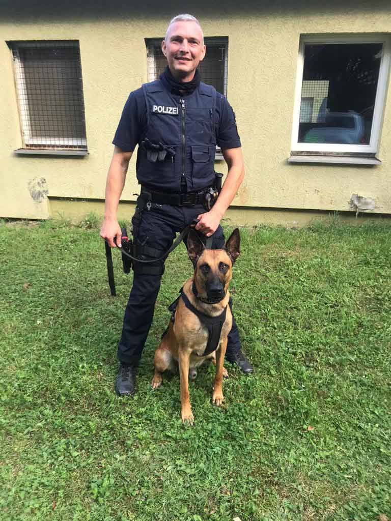 "Retter" Melvin mit seinem Herrchen Diensthundeführer Polizeihauptmeister Enrico Lauer. Foto: Polizei Marktredwitz