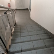 Im Gesundheitszentrum Bayreuth müssen Senioren jetzt diese Treppe hoch, wenn sie zur Augenbehandlung wollen. Foto: privat