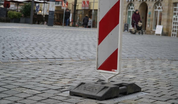 Noch ist der Lautsprecher im Boden am Bayreuther Sternplatz verdeckt. Foto: Shalom Luswata / Patrick Kurzius