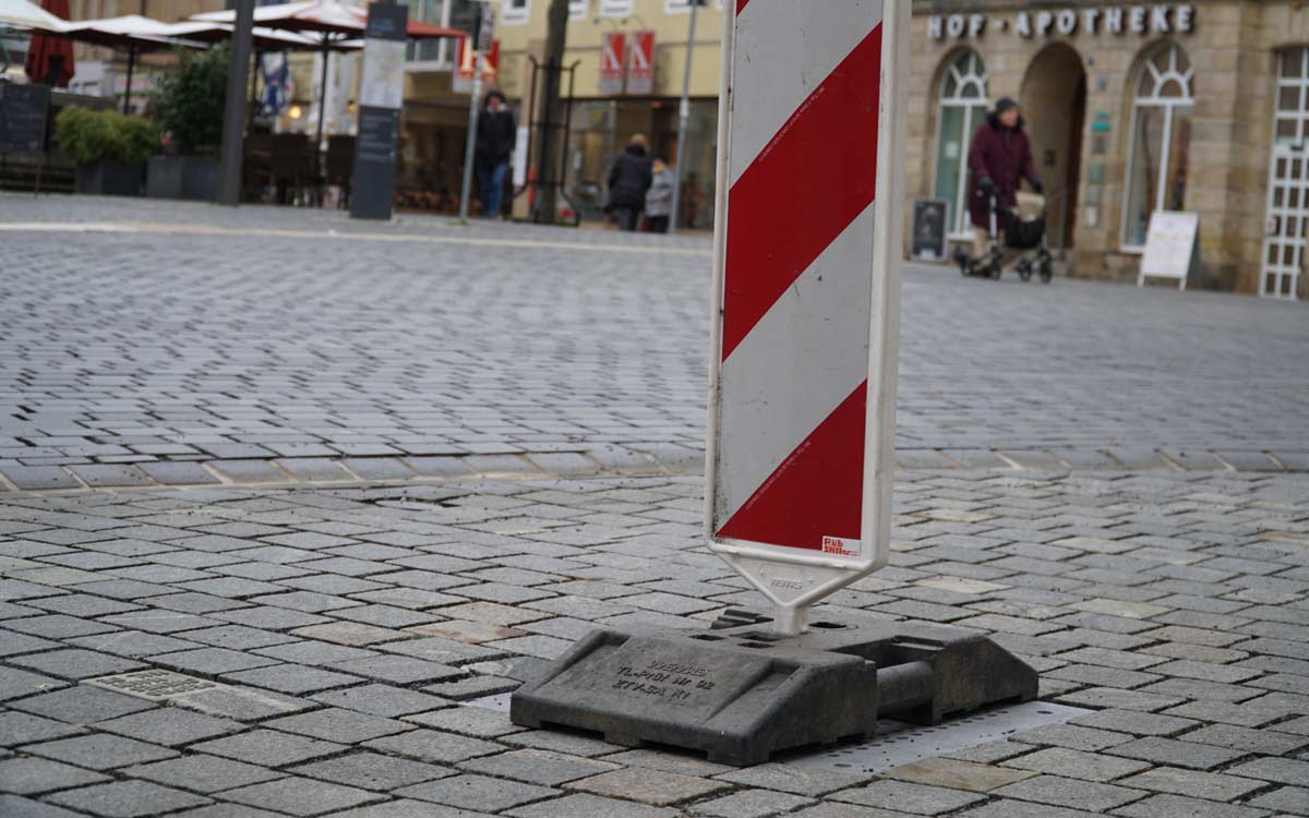 Noch ist der Lautsprecher im Boden am Bayreuther Sternplatz verdeckt. Foto: Shalom Luswata / Patrick Kurzius