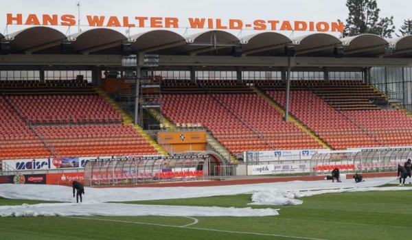 Die SpVgg Bayreuth deckte den Rasen im Hans-Walter-Wild-Stadion heute Mittag wieder mit der Folie ab. Foto: Johannes Pittroff