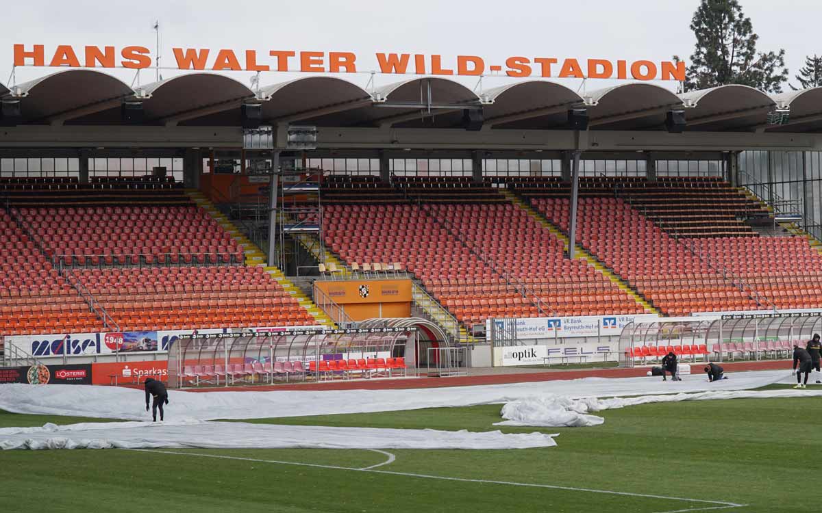 Die SpVgg Bayreuth deckte den Rasen im Hans-Walter-Wild-Stadion heute Mittag wieder mit der Folie ab. Foto: Johannes Pittroff