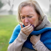 Chronischer Husten, Auswurf und Atemnot sind typische Symptome einer COPD. Eine frühzeitige Behandlung kann den Verlauf bremsen.