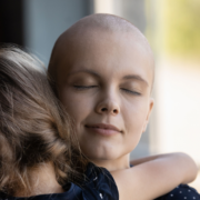 Die Diagnose Krebs stellt das Leben der Betroffenen auf den Kopf. Nun ist es wichtig, der Krankheit gegenüber eine kämpferische Grundeinstellung zu entwickeln. Foto: djd/Worksurance.de/Getty Images/fizkes