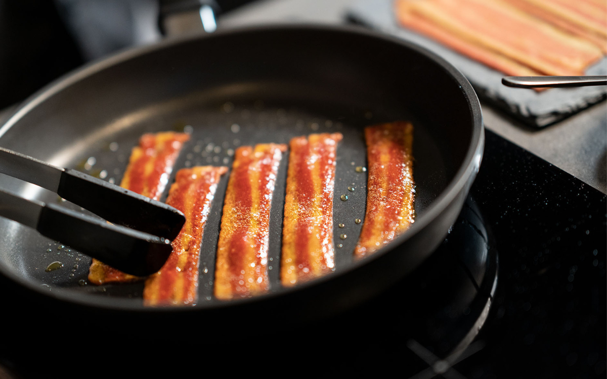 In veganem Bacon steckt ähnlich viel Protein wie in tierischem - und wie er brutzelt! Foto: djd/Billie Green