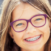 Für 97,5 Prozent der Acht- und Neunjährigen sind Zahnspangen medizinisch notwendig. Foto: djd/DEVK/weyo - stock.adobe.com