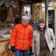 Die beiden Händler Klaus Völkel und Brigitte Korn haben heute, am 1. Februar 2023, ihre Stände für den Bayreuther Lichtmessmarkt aufgebaut. Foto: Nicole Ognev / Hans Koch