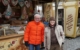 Die beiden Händler Klaus Völkel und Brigitte Korn haben heute, am 1. Februar 2023, ihre Stände für den Bayreuther Lichtmessmarkt aufgebaut. Foto: Nicole Ognev / Hans Koch