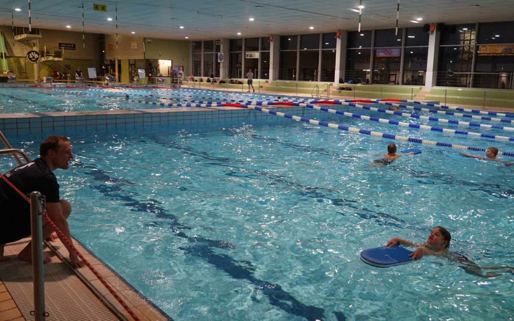 Schwimmtrainer Tobias Riedl vom Bayreuther Schwimmverein trainiert die Kinder beim Schnupperkurs im SVB-Hallenbad. Foto: Johannes Pittroff