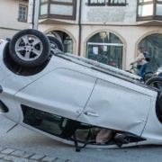 Bei dem Unfall in Oberfranken landete ein Renault auf dem Dach. Foto: NEWS5 / Merzbach