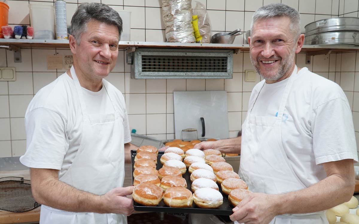 Die Bäckerbrüder Stefan Hübsch (li.) und Thomas Hübsch präsentieren ihre Krapfen. Foto: Nicole Ognev