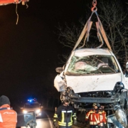 Nach dem Unfall in Oberfranken musste ein Kran das Auto bergen. Foto: NEWS5 / Merzbach