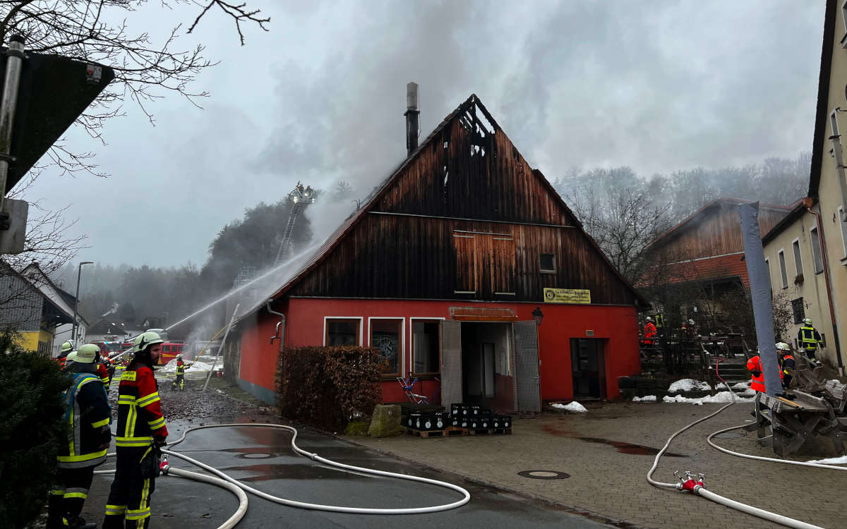 Dachstuhl von fränkischer Traditionsbrauerei steht in Flammen. Foto: NEWS5 / Merzbach