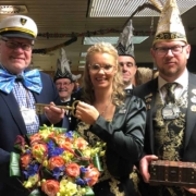 Das Prinzenpaar Bianca I. und Heiko I. geben Stadtschlüssel und Stadtkasse zurück an Oberbürgermeister Thomas Ebersberger (l.). Foto: Johannes Pittroff