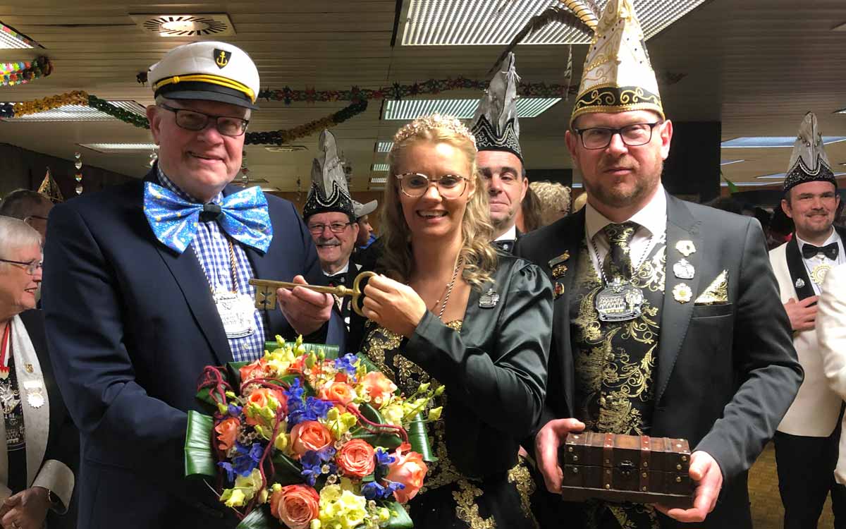 Das Prinzenpaar Bianca I. und Heiko I. geben Stadtschlüssel und Stadtkasse zurück an Oberbürgermeister Thomas Ebersberger (l.). Foto: Johannes Pittroff