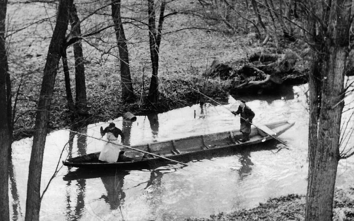 Berufsfischer auf dem Mühlbach bei Michelau in Oberfranken, um 1930. Foto: Deutsches Korbmuseum Michelau
