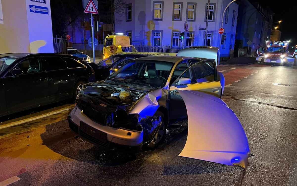 Am Samstagabend, dem 13. März 2023, kam es an der Kreuzung Feustelstraße/Nibelungenstraße zu einem Unfall. Bild: bt-Redaktion