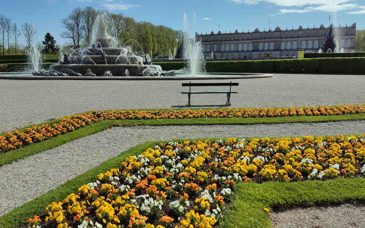 Gärtner pflanzen über 65.000 Frühlingsblumen in Bayreuth. Foto: Bayerische Verwaltung der Staatlichen Schlösser, Gärten und Seen