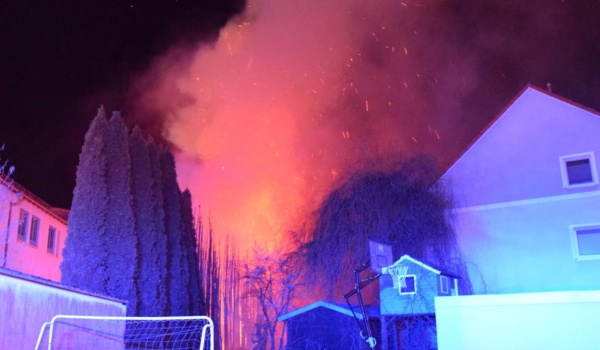 Die Hecke stand lichterloh in Flammen, Funken flogen in Richtung der umliegenden Häuser. Foto: Freiwillige Feuerwehr Bayreuth