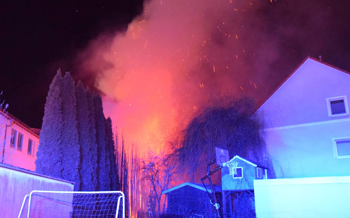 Die Hecke stand lichterloh in Flammen, Funken flogen in Richtung der umliegenden Häuser. Foto: Freiwillige Feuerwehr Bayreuth
