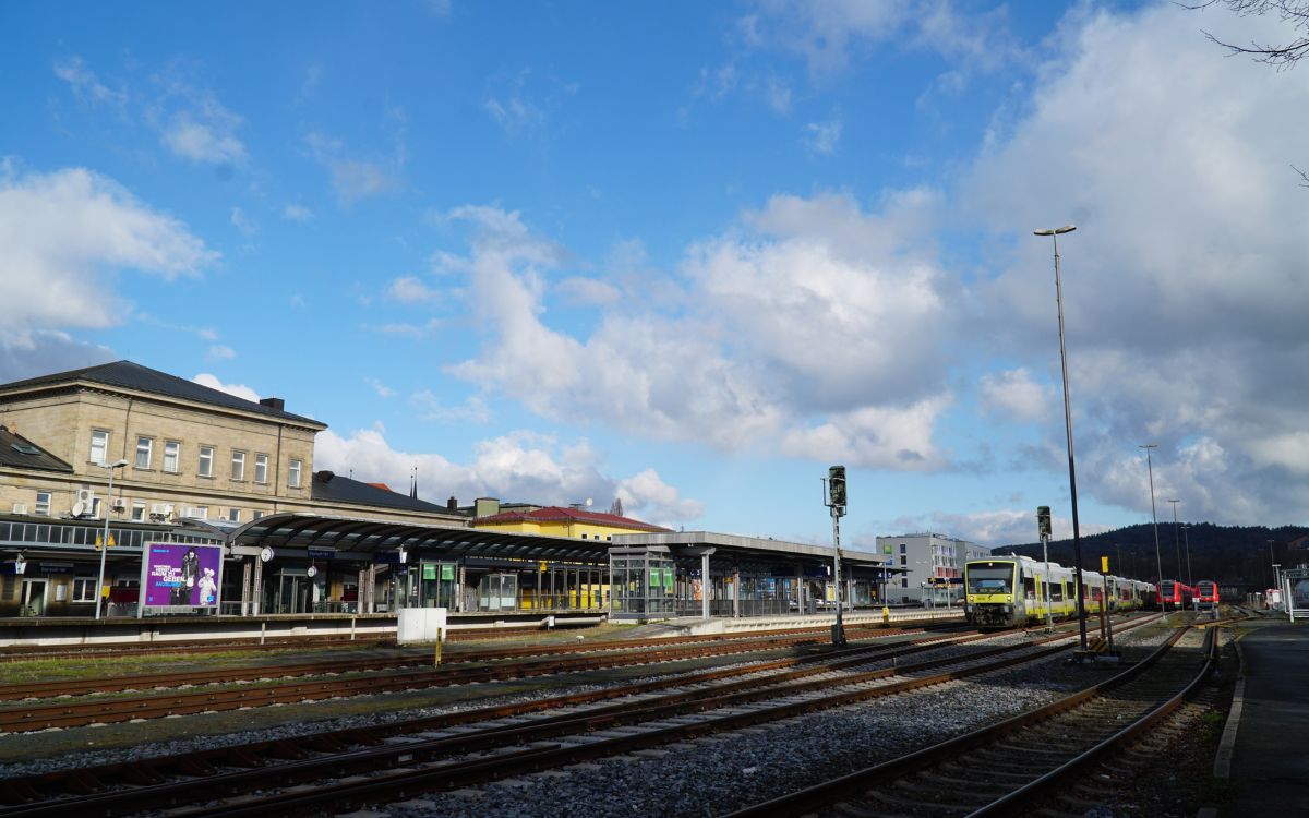 Der Bayreuther Hauptbahnhof ist heute Vormittag menschenleer. Foto: Marcel Fuchs