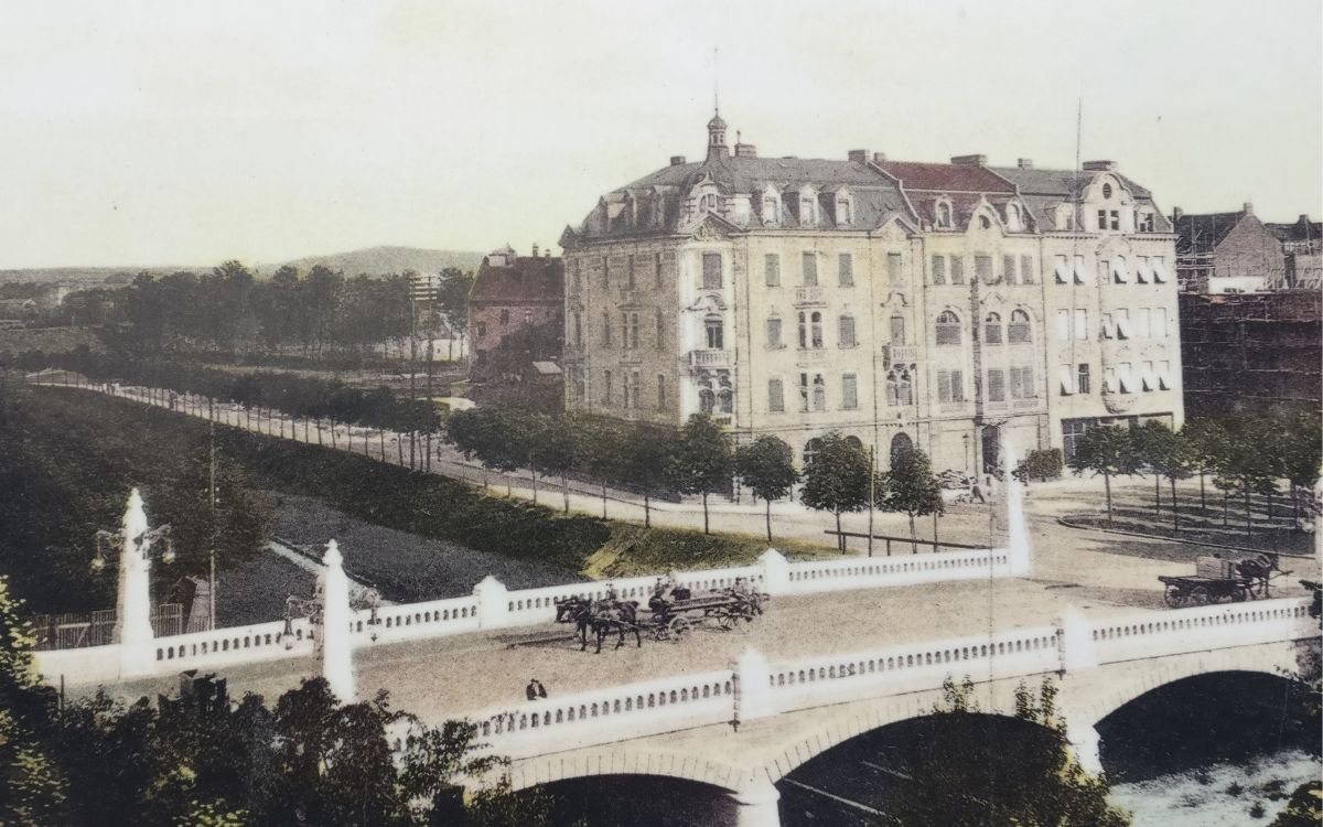 Ludwigsbrücke mit Obelisken um 1908, Kurt Herterich: Vom Bayreuther Schloßturm zum Festspielhügel, S. 79.