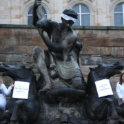 Zwei Bayreuther Wissenschaftlerinnen protestieren am Wittelsbacherbrunnen gegen den Klimawandel. Quelle: 