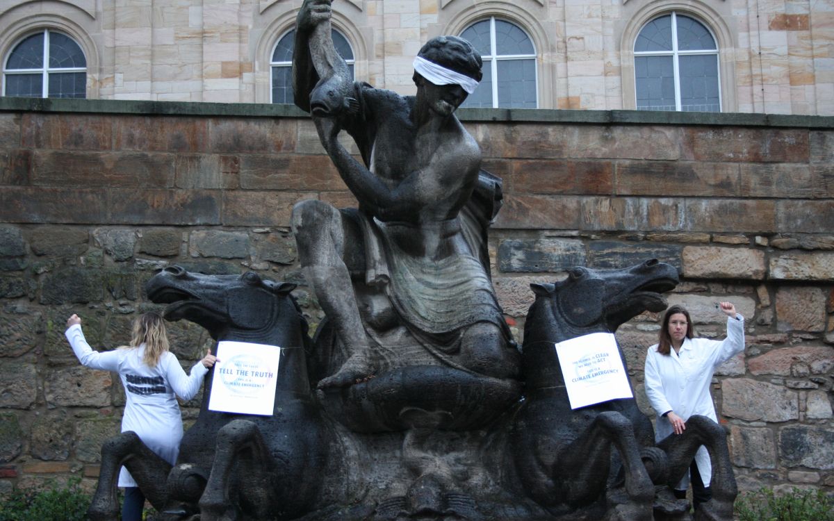 Zwei Bayreuther Wissenschaftlerinnen protestieren am Wittelsbacherbrunnen gegen den Klimawandel. Quelle: "Scientist Rebellion" Bayreuth