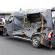 Der Kleintransporter musste nach dem Unfall in Oberfranken abgeschleppt werden. Foto: NEWS5 / Ittig