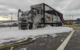 Am Freitagnachmittag, den 14. April 2023, geriet ein Lastwagen auf der A93 zwischen dem Dreieck Hochfranken und der Ausfahrt Hof-Ost (Landkreis Hof) in Brand. Foto: NEWS5 / Mertel