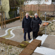 Oberbürgermeister Ebersberger und stellvertretende Leiterin des Stadtgartenamtes Läkamp eröffnen den Naturgarten am Rodersberg. Foto: Stadt Bayreuth