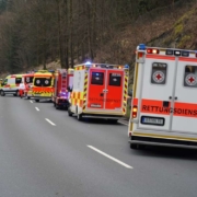 Bei dem Unfall auf der B303 im Landkreis Bayreuth brachte der Rettungsdienst mehrere Mitfahrer ins Krankenhaus. Foto: BRK Bayreuth