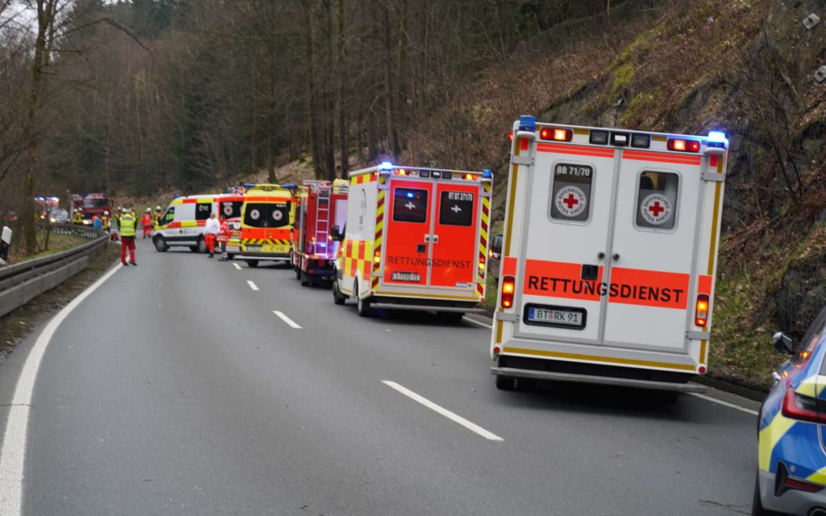 Bei dem Unfall auf der B303 im Landkreis Bayreuth brachte der Rettungsdienst mehrere Mitfahrer ins Krankenhaus. Foto: BRK Bayreuth
