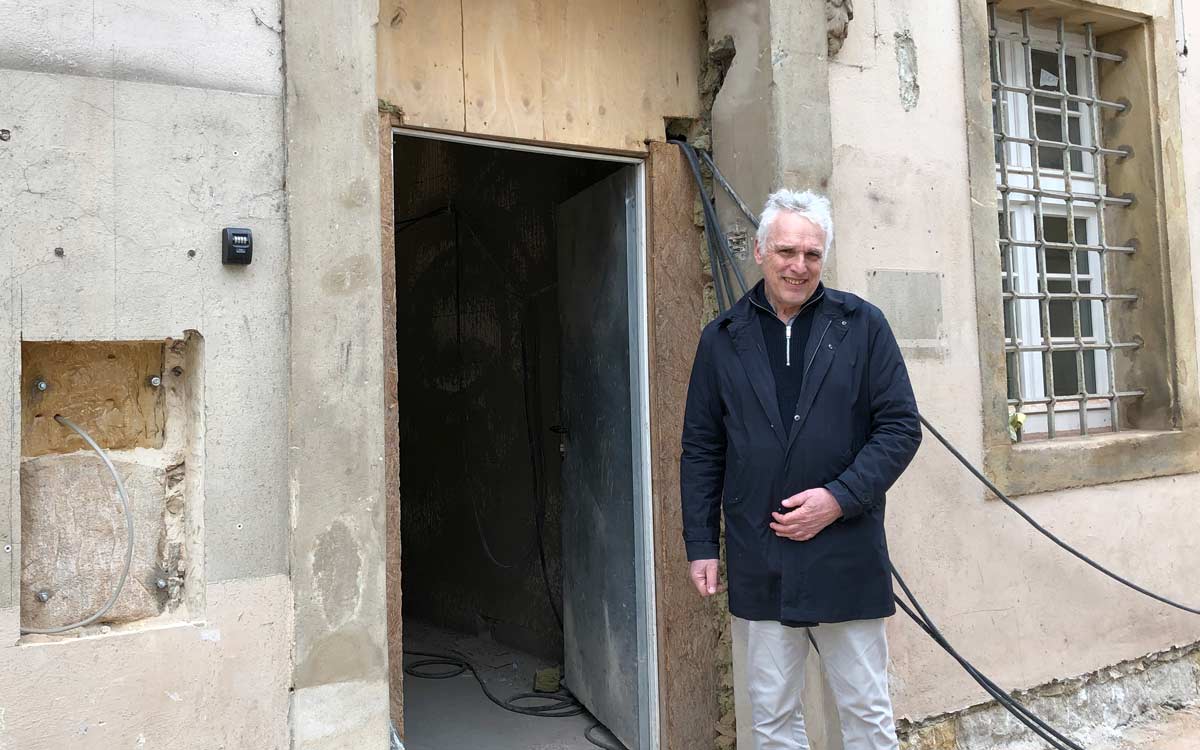 Felix Gothart, Vorsitzender der Israelitischen Kultusgemeinde Bayreuth, hat einen Einblick in die Baustelle gewährt. Foto: Johannes Pittroff