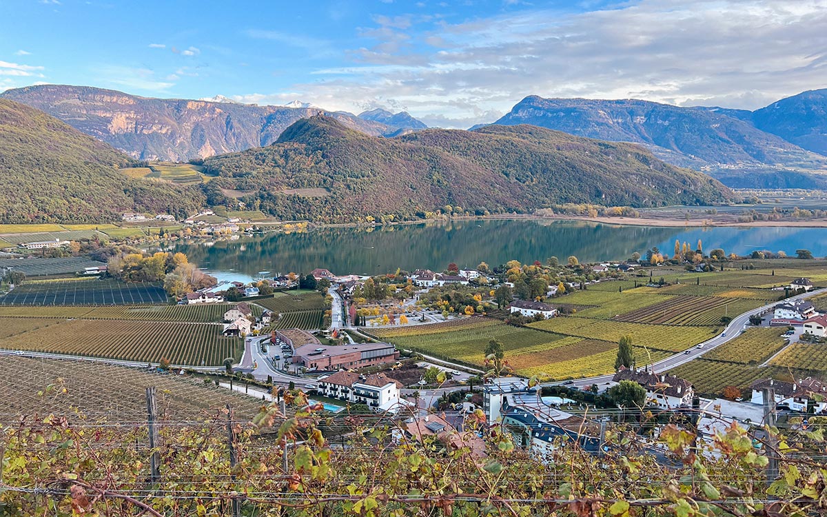 Eingebettet von Südtiroler Bergen ist das Weingebiet von Südtirol auch ein Ausgangspunkt zu einer tollen Auszeit mit atemberaubenden Bergen, Seen und natürlich exzellenten Weinen und Speisen. © Vinothello