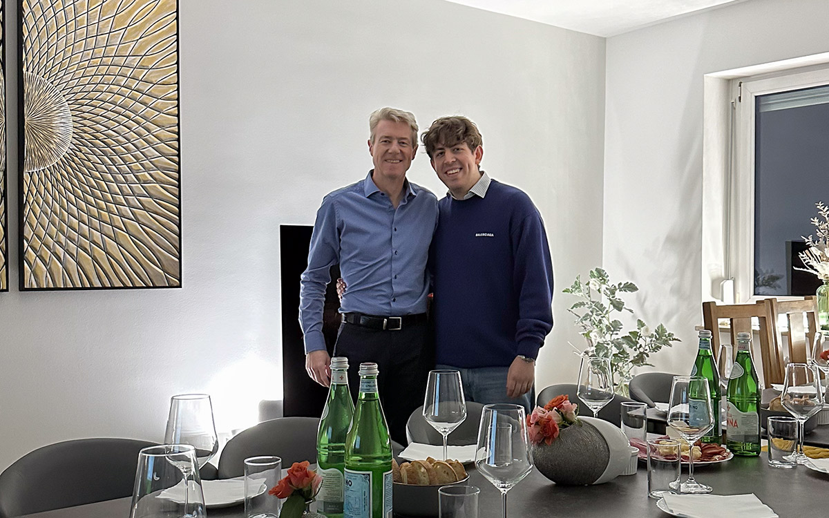 Vater & Sohn vor dem Beginn eines Weinseminars. Die Familie Lutz ist schon lange von tollen Weinen begeistert. © Vinothello