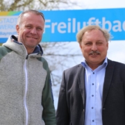 Der neue Wirt Claus Schlienz (l.) mit Harald Schmidt, Bäderleiter der Stadtwerke. Foto: Stadtwerke Bayreuth