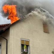 Das Feuer war im Dachstuhl des Hauses ausgebrochen. Foto: NEWS5 / DESK