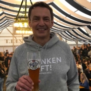 Maisel-Inhaber Jeff Maisel freut sich über das gut gefüllte Bierzelt - und über sein erstes Weissbier. Foto: Johannes Pittroff