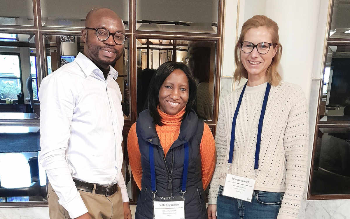 Dr. Eric Nyarko, Dr. Faith Onyangore und Juniorprofessorin Dr. Tina Bartelmeß bei einer Projektpräsentation im Rahmen einer DFG-Konferenz in Königswinter (v.l.). Foto: privat