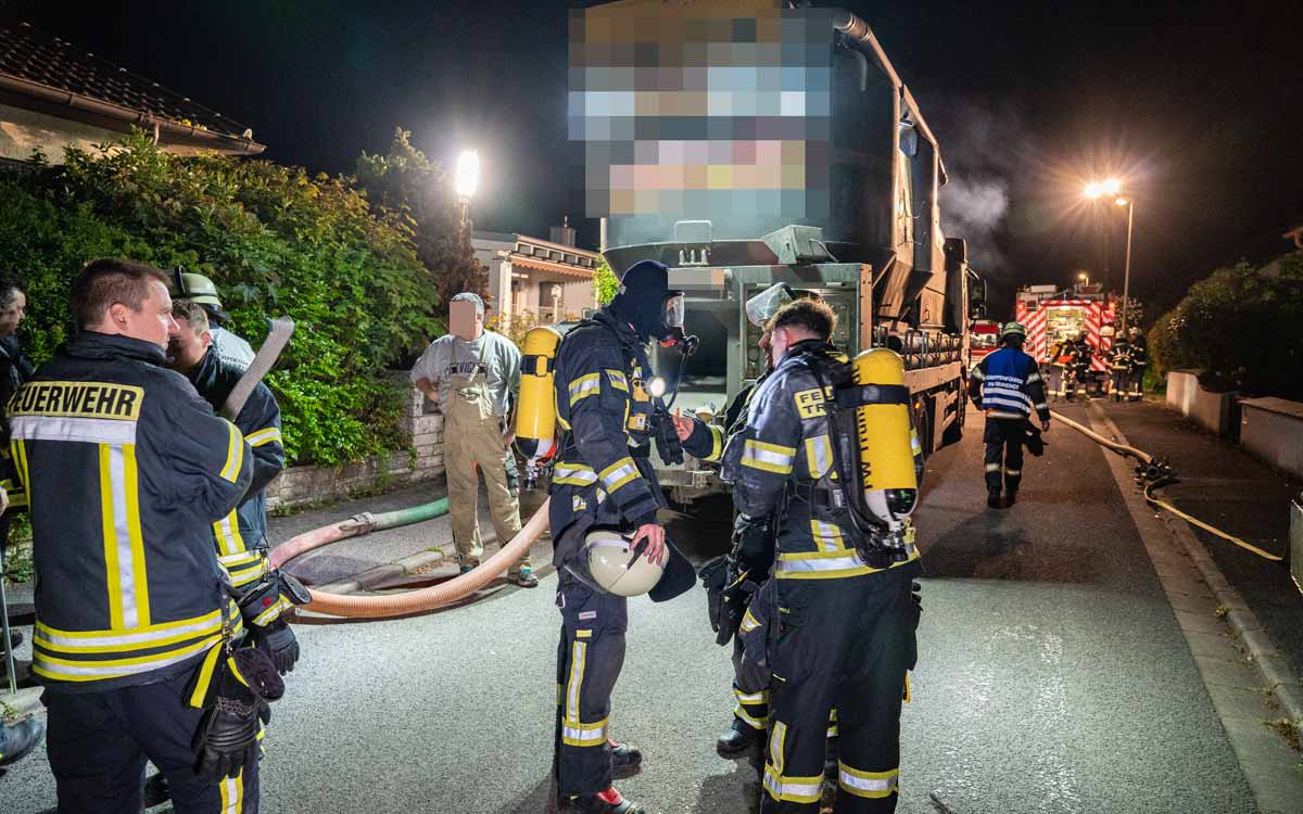Die Einsatzkräfte retteten die Bewohner dreier Häuser im Landkreis Bamberg. Foto: NEWS5 / Merzbach