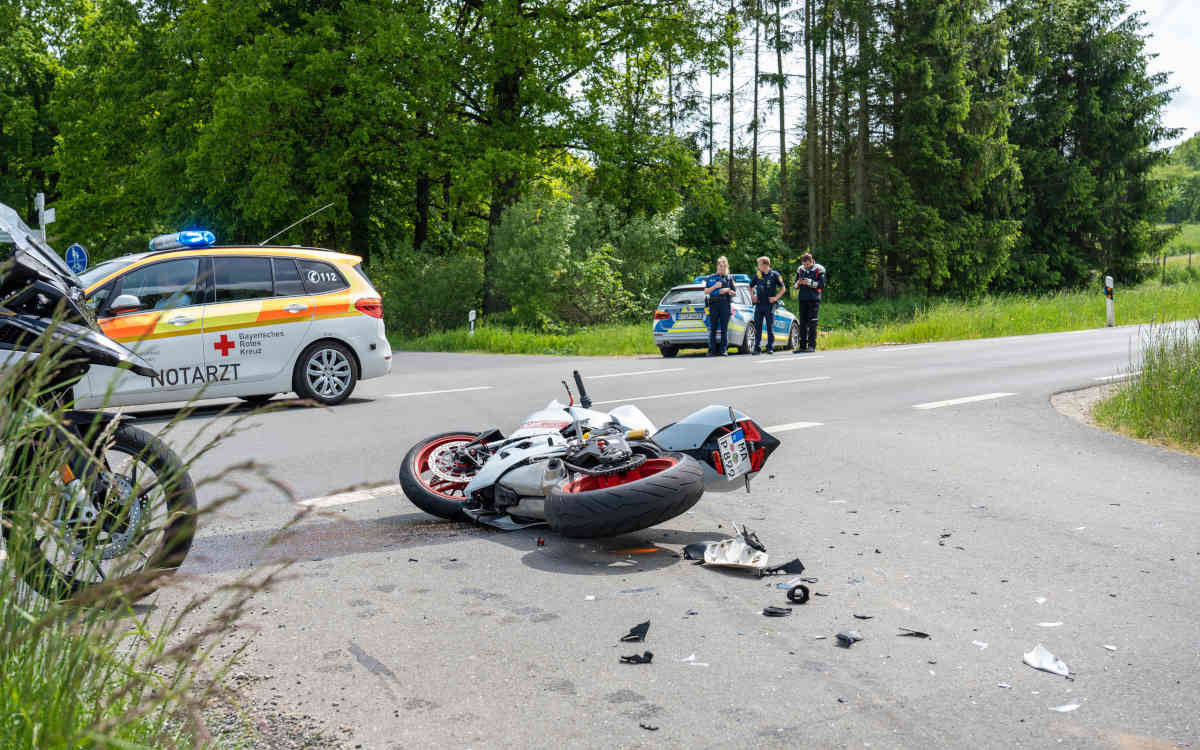 Auto übersieht Motorradfahrer in Oberfranken. Foto: NEWS5 / Merzbach