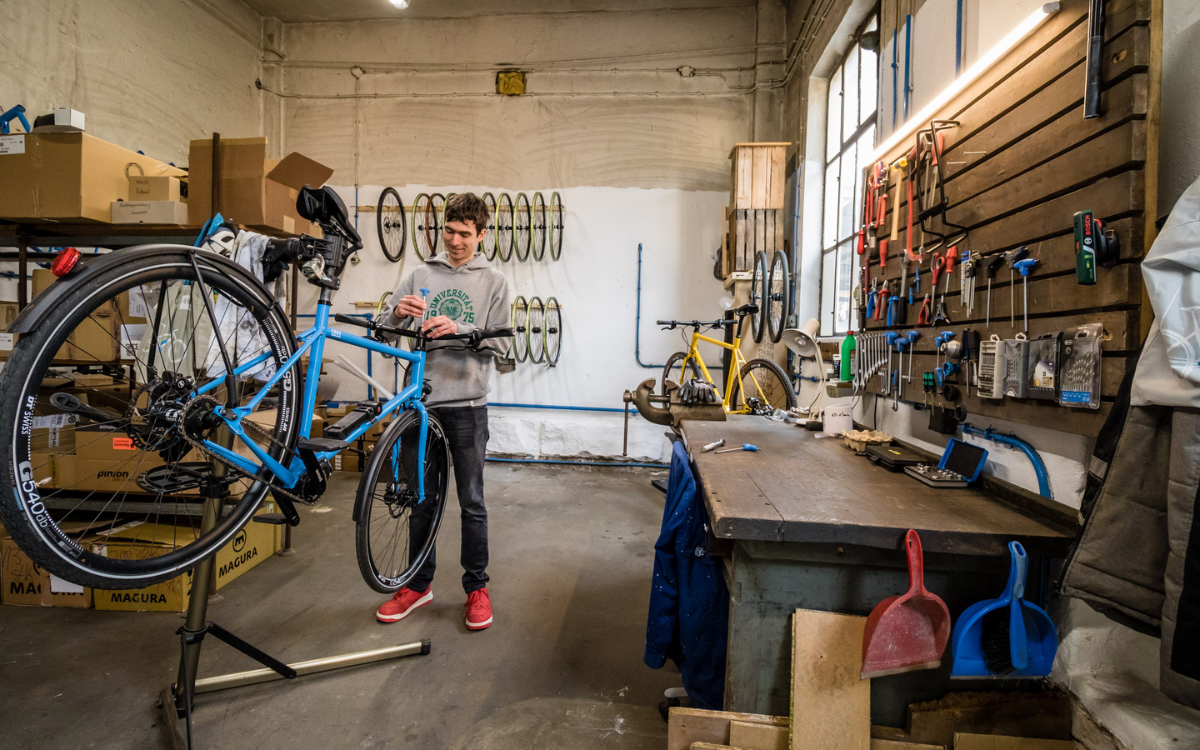 LINY-Gründer Tim Röber in seiner Fahrradwerkstatt. Hier wird er künftig auch Reparatur- und Serviceaufträge bearbeiten. Foto: Tim Röber