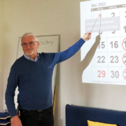 Der Bayreuther Lehrer Alfred Haas geht in seinem Sprachkurs für Flüchtlinge den Kalender durch. Foto: Johannes Pittroff