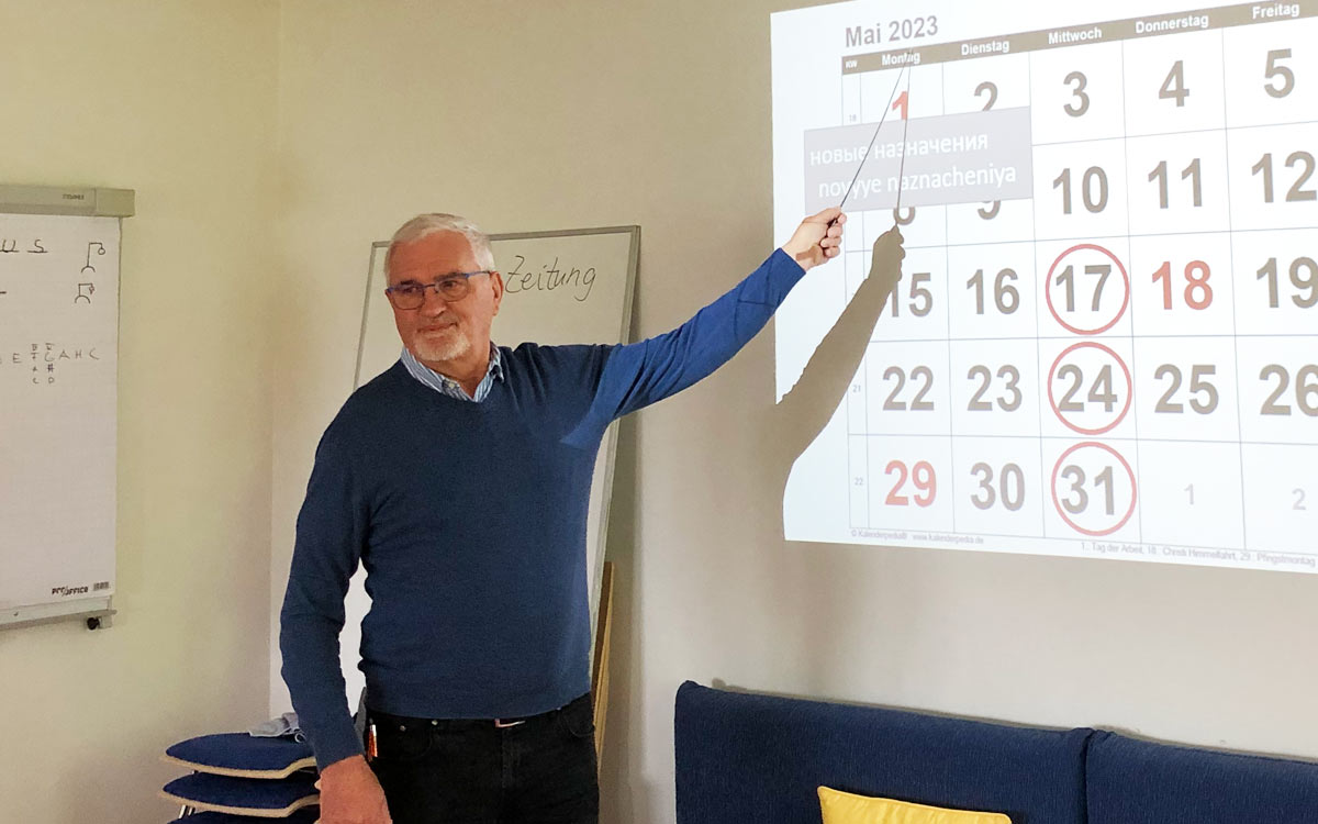 Der Bayreuther Lehrer Alfred Haas geht in seinem Sprachkurs für Flüchtlinge den Kalender durch. Foto: Johannes Pittroff